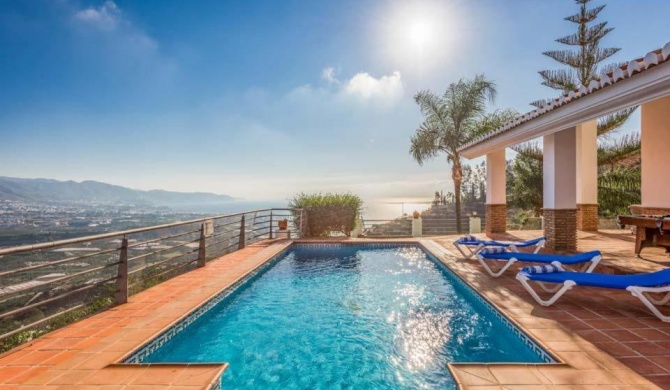 Torrox Villa Sleeps 8 Pool Air Con WiFi