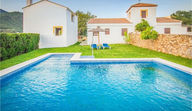 Beautiful home in Ubrique with 5 Bedrooms, WiFi and Outdoor swimming pool