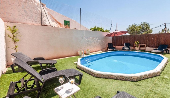 Amazing home in Fontanar with 4 Bedrooms, WiFi and Outdoor swimming pool