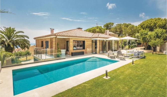 Amazing home in Alella with 4 Bedrooms, Outdoor swimming pool and Swimming pool